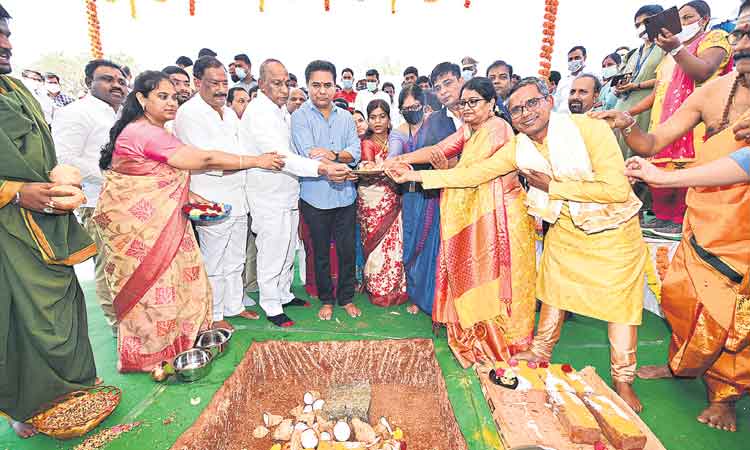 హైదరాబాద్‌ నలుదిశలా ఐటీ