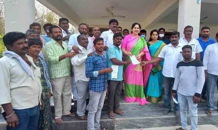 అభిమానుల రక్తదానం