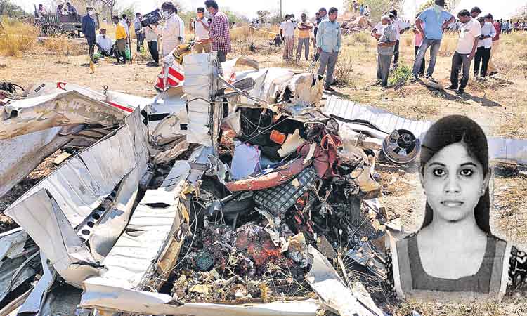 నేలకూలిన శిక్షణ విమానం