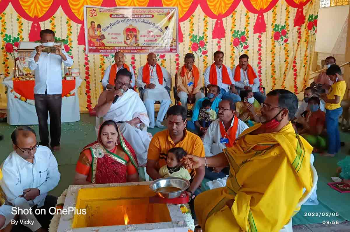 అక్షరాభ్యాసాలు.. సామూహిక అర్చనలు