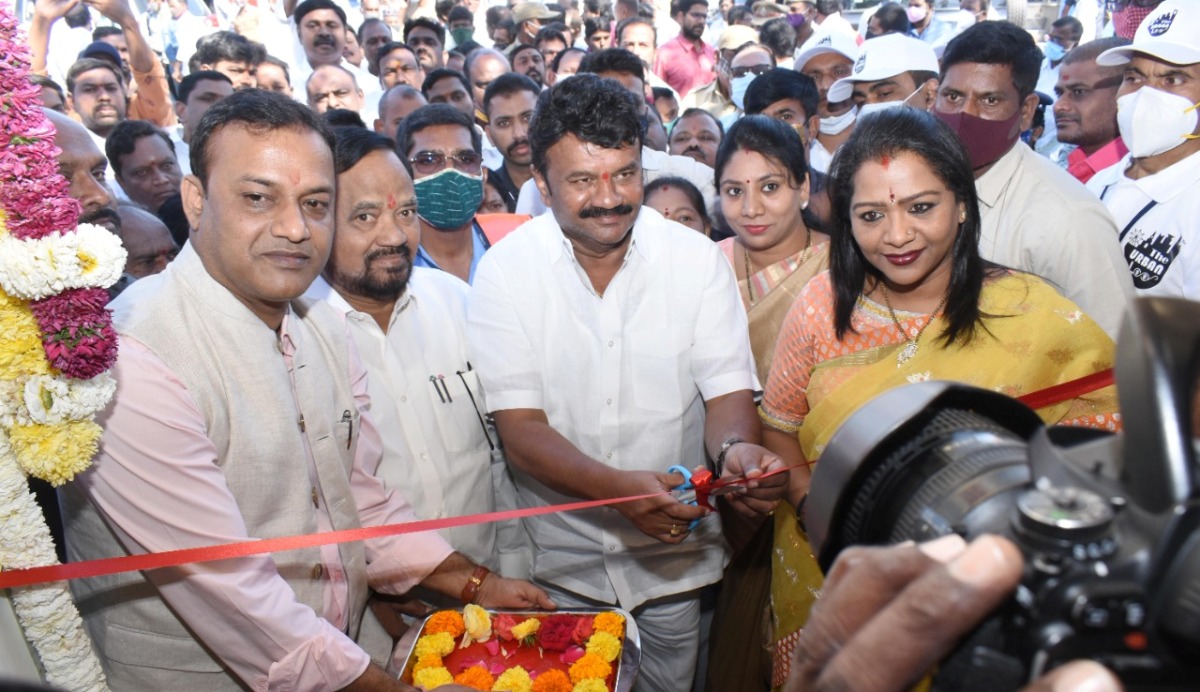 Modern public toilet | జనాభాకు అనుగుణంగా టాయ్‌లెట్‌ల నిర్మాణం : మంత్రి తలసాని, ఎమ్మెల్యే సాయన్న, మేయర్‌ విజయలక్ష్మి