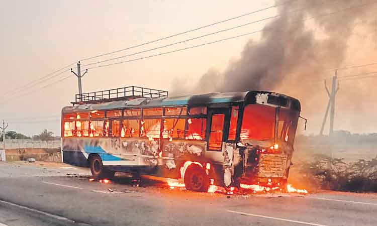 బైక్‌ ఢీకొని బస్సు దగ్ధం