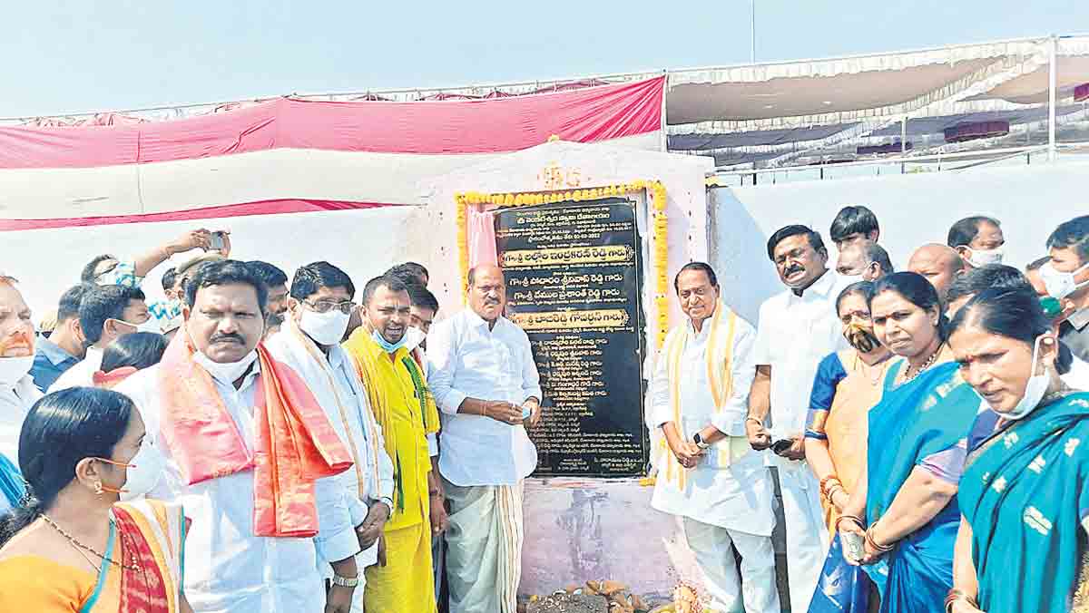 చారిత్రక ఆలయాల అభివృద్ధికి పెద్దపీట