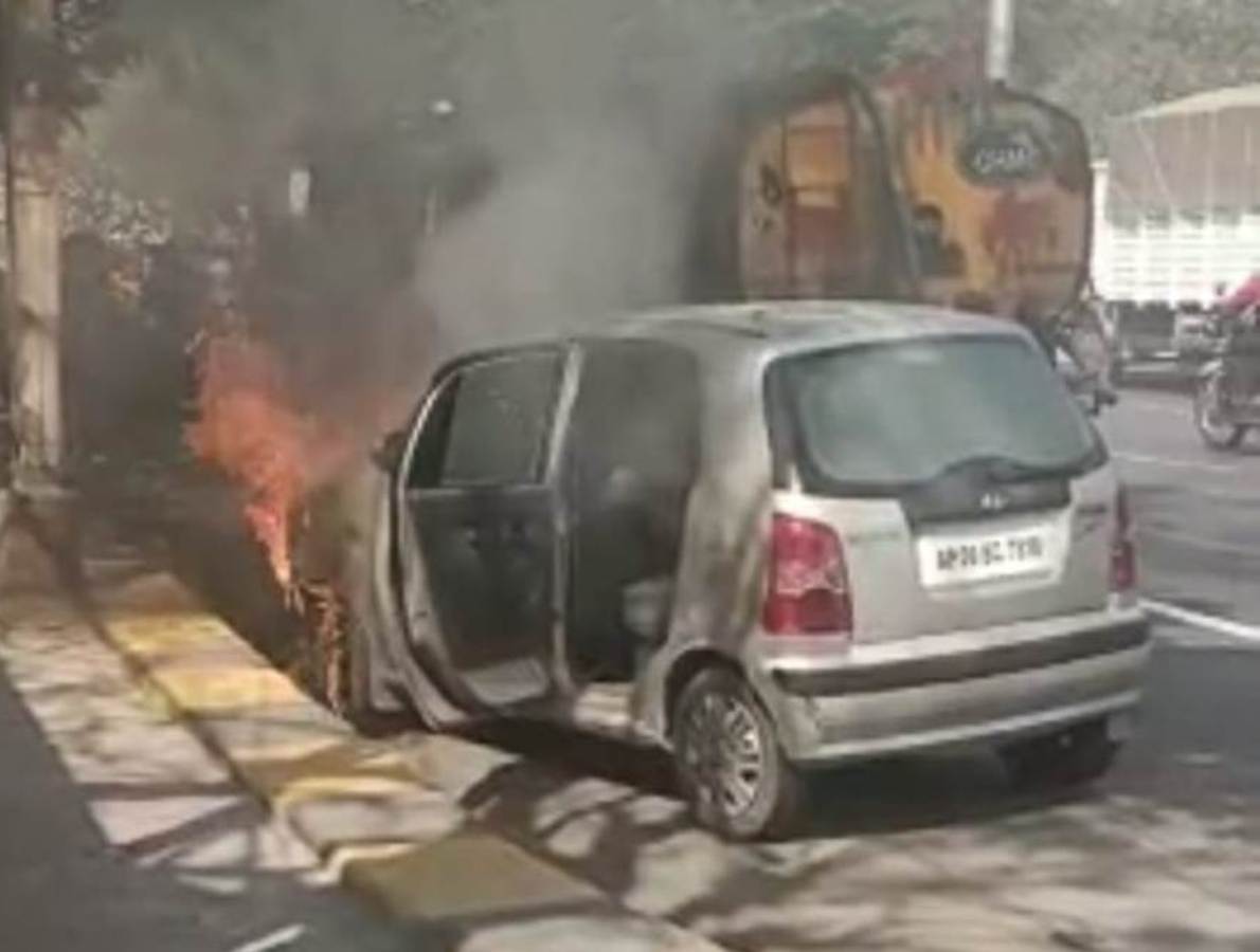 Fires in a running car | నడుస్తున్న కారులో మంటలు