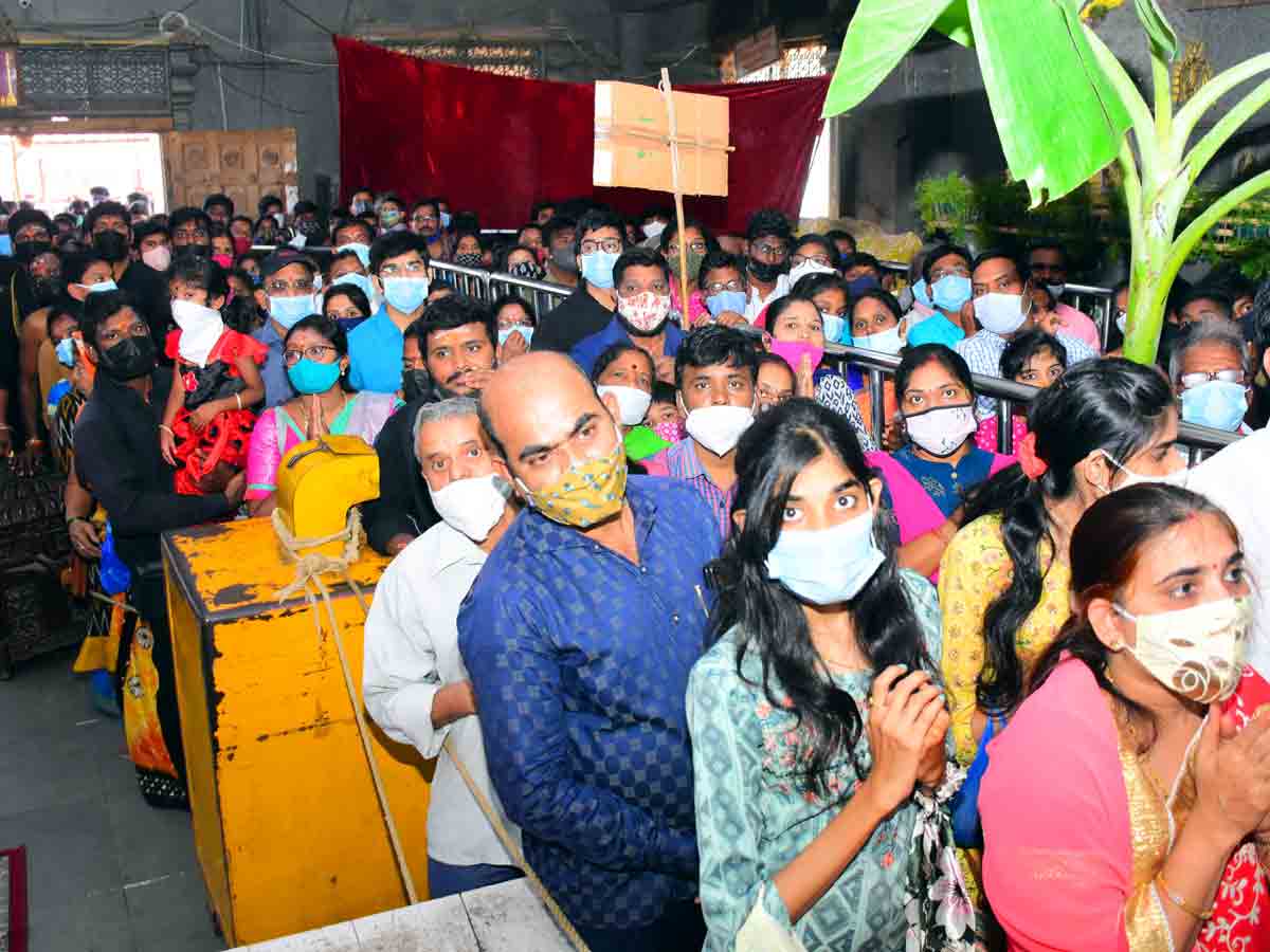 యాదాద్రిలో భక్తుల రద్దీ.. స్వామివారి సేవలో బీసీ కమిషన్‌ సభ్యుడు కిశోర్‌ గౌడ్‌