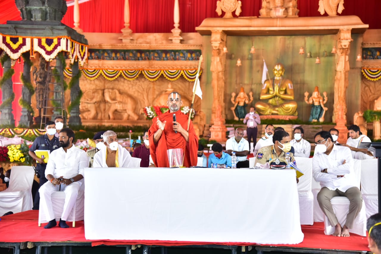 చిన్నజీయర్ స్వామి ఆశ్రమాన్ని సందర్శించిన మంత్రులు ఎర్రబెల్లి, శ్రీనివాస్ గౌడ్