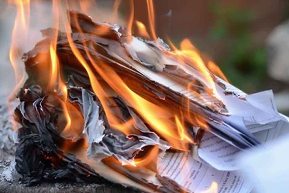 ఏపీలో పీఆర్‌సీ ఒప్పంద పత్రాల దహనం…