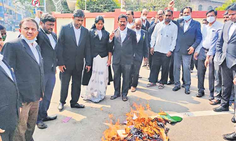 కదంతొక్కిన హైకోర్టు న్యాయవాదులు