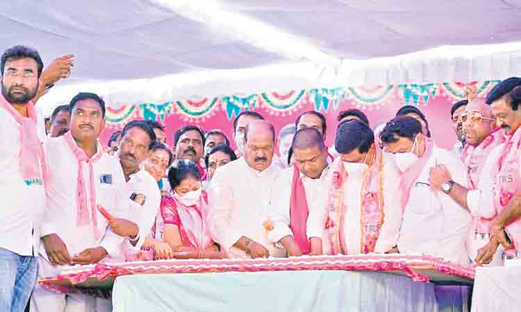 వాడవాడలా పండుగలా.. కేసీఆర్‌ జన్మదిన వేడుకలు