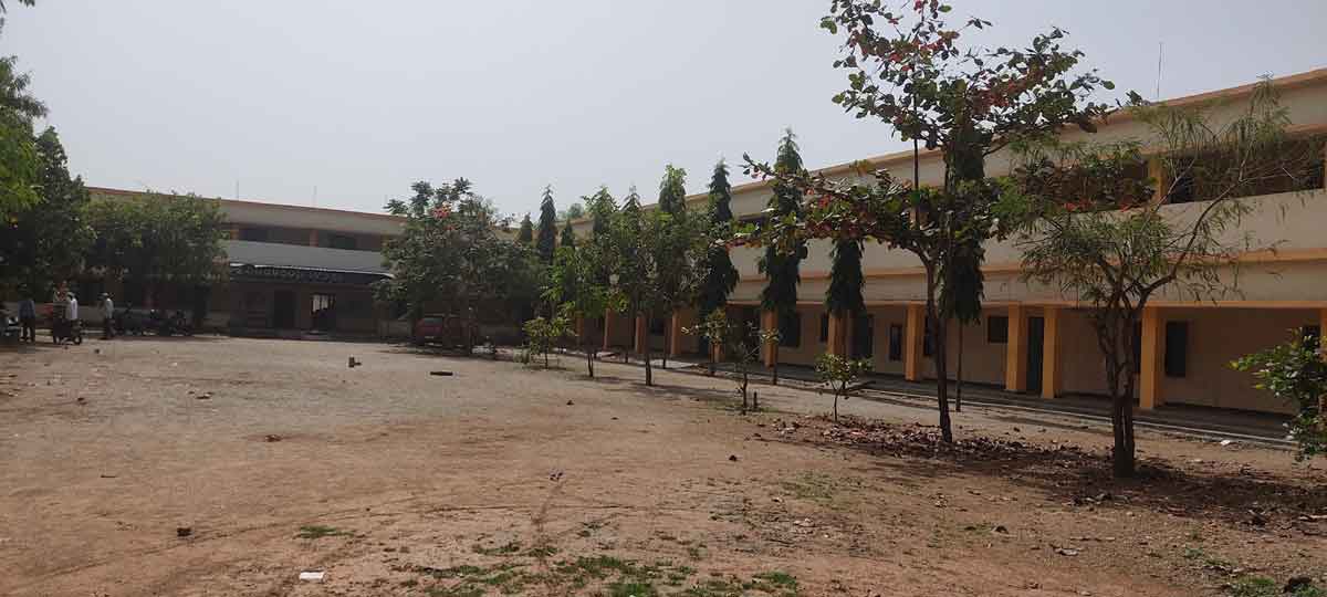 సర్కార్‌ బడిలో చదివి.. ఉన్నత స్థానాలు అందుకుని..