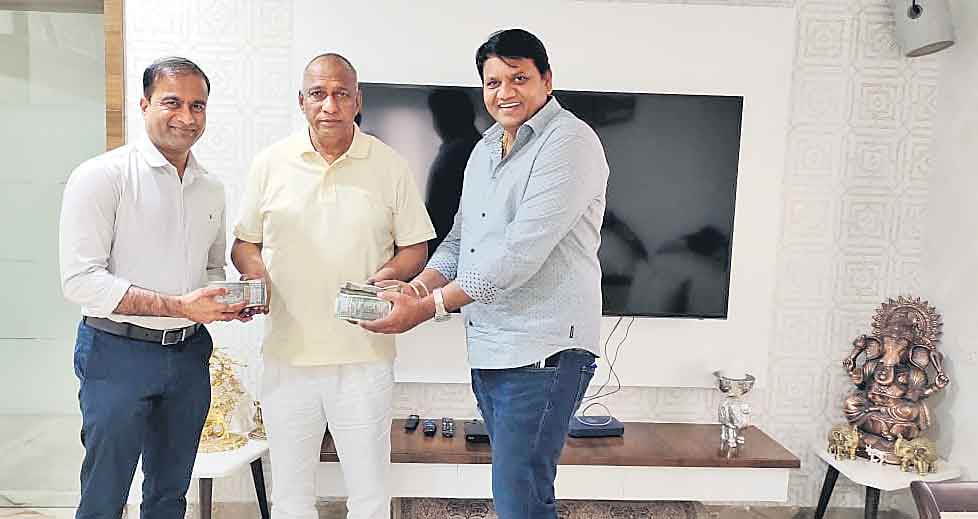 స్వర్ణతాపడానికి 11 లక్షల విరాళం