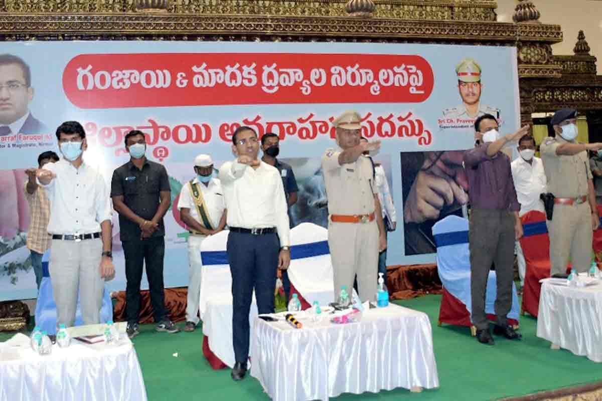 సమష్టి కృషితోనే జిల్లా ప్రగతి పథం