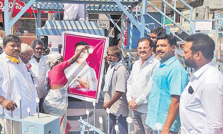 అభాగ్యులకు మంత్రి కేటీఆర్‌ భరోసా