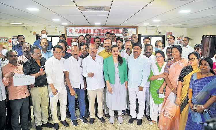 నేటి నుంచి నల్లబ్యాడ్జీలతో ఉద్యోగుల నిరసన