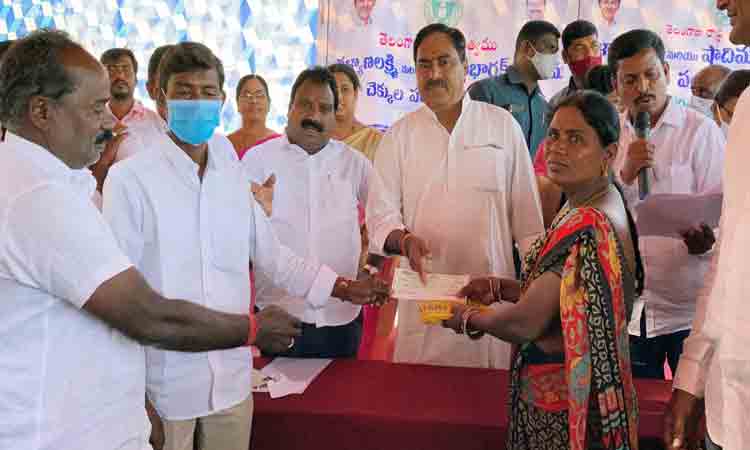 ఆడబిడ్డలకు మేనమామ సీఎం కేసీఆర్‌