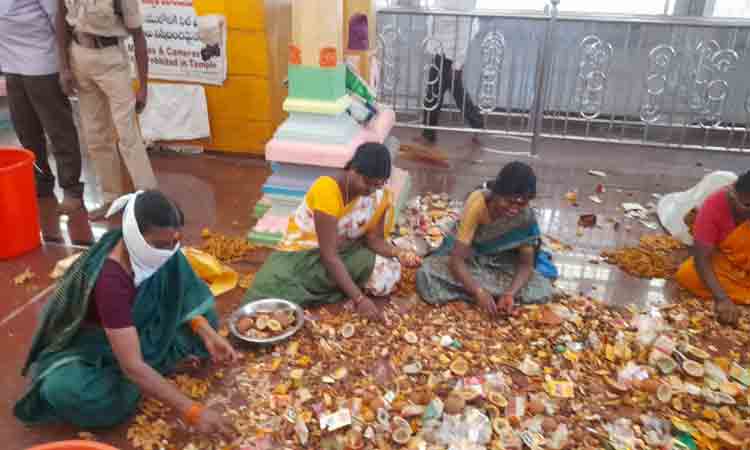 బాసర అమ్మవారి కానుకల లెక్కింపు