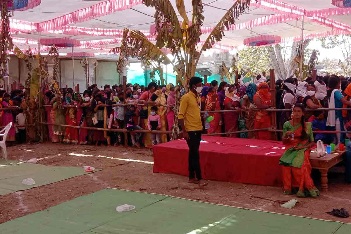 నాగోబా దర్శనానికి బారులు తీరిన భక్తులు