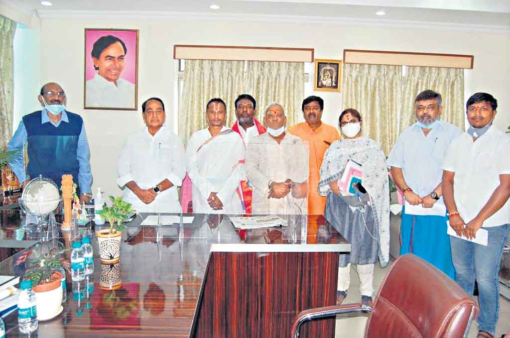 అర్చక, ఉద్యోగులందరికీ గ్రాంట్‌ ఇన్‌ ఎయిడ్‌ వేతనాలు