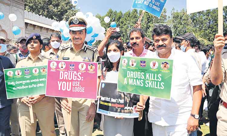 డ్రగ్స్‌కు అలవాటైతే నాశనమే