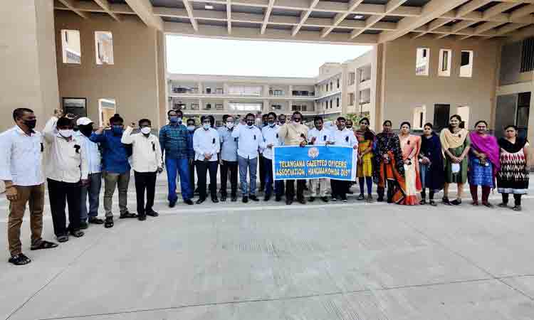 మోదీ వ్యాఖ్యలపై ఉద్యోగుల నిరసన