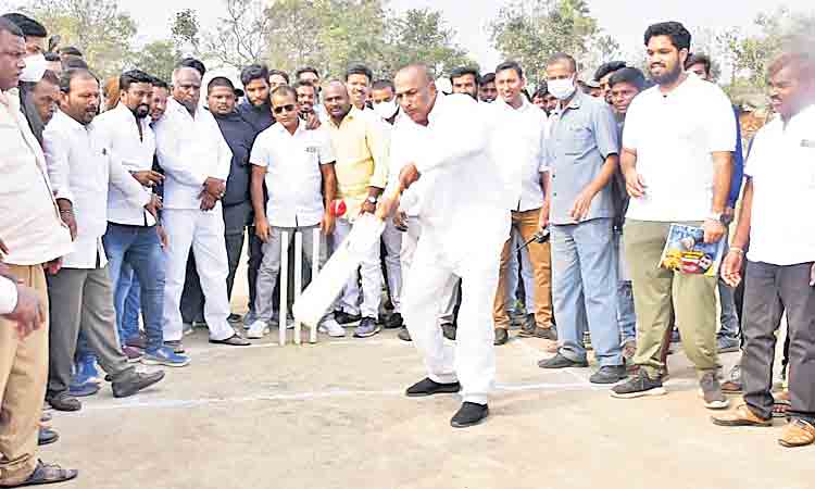 క్రీడాకారులను ప్రోత్సహించాలి