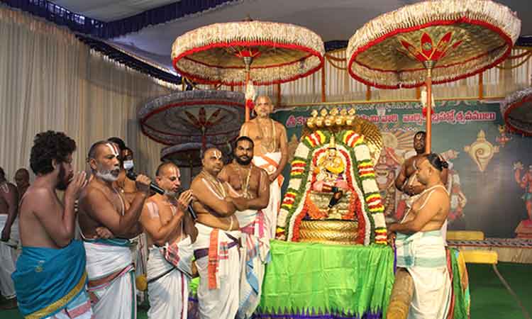 శ్రీ మురళీకృష్ణుడి అలంకారంలో కల్యాణ శ్రీనివాసుడు..