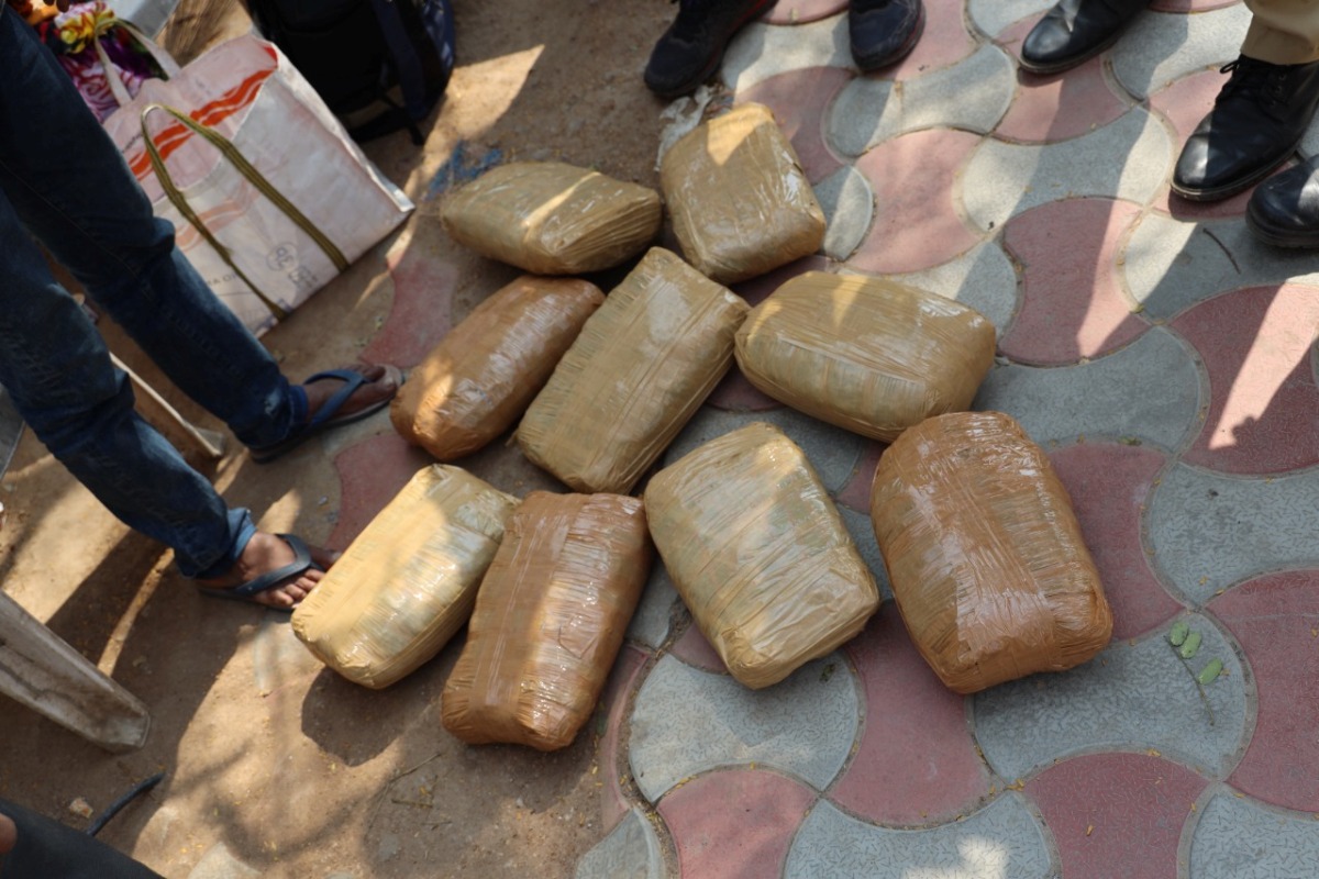 Selling marijuana | గంజాయి విక్రయిస్తున్న నిందితుల అరెస్టు.. 9కిలోల గంజాయి స్వాధీనం