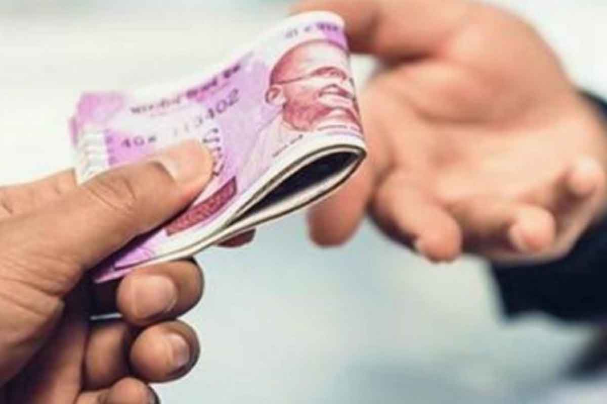 లంచం తీసుకుంటూ పట్టుబడ్డ ఎస్‌ఐ..