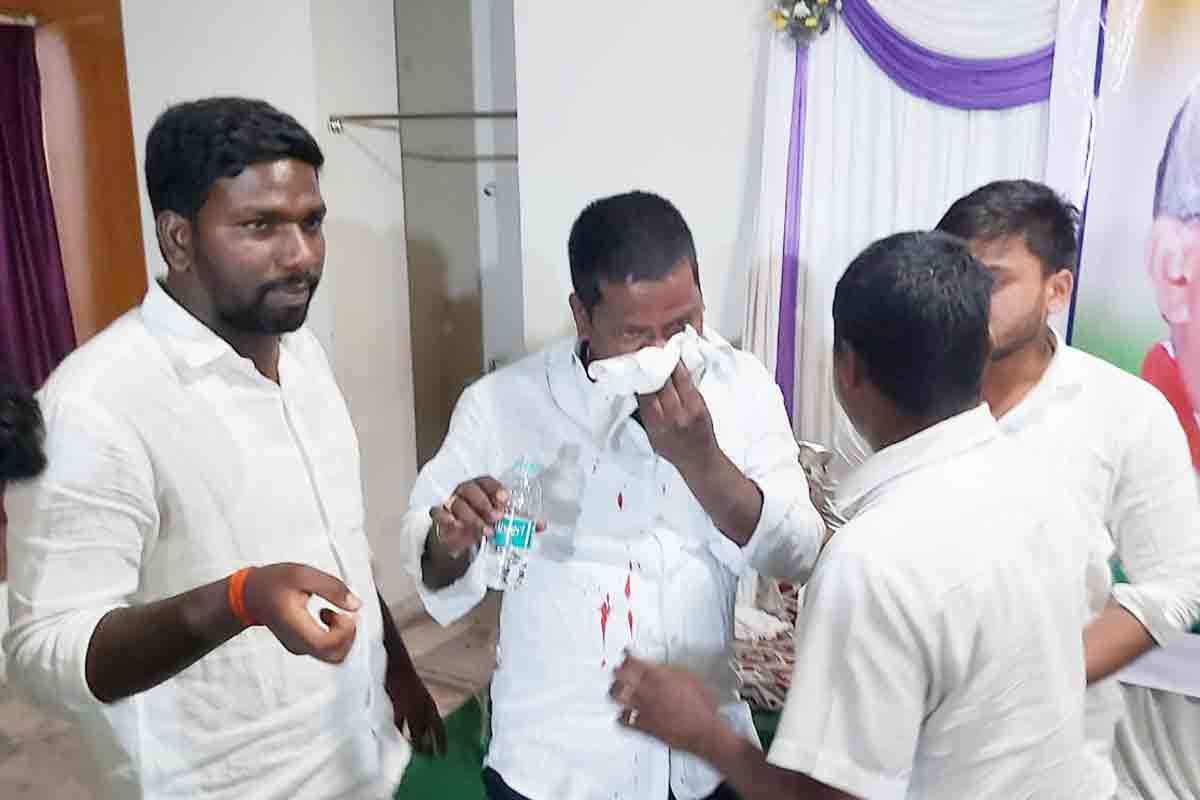 సభావేదికపై తన్నుకున్న కార్యకర్తలు