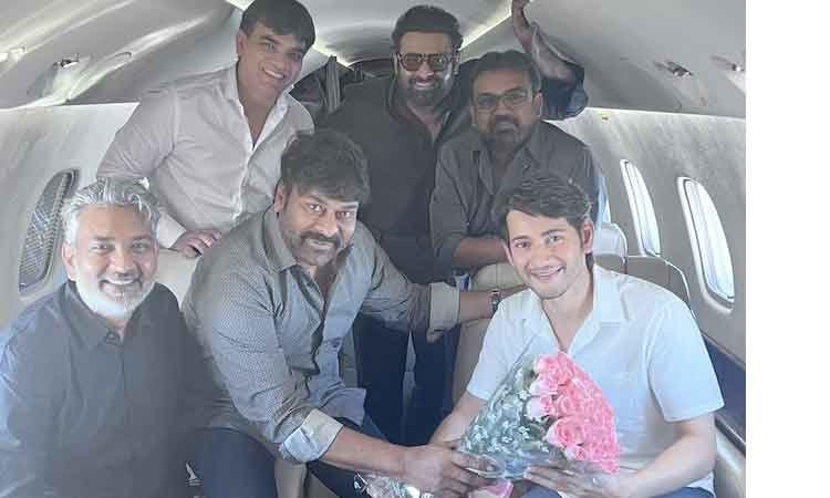 మహేశ్‌బాబుకు వివాహ వార్షికోత్సవ శుభాకాంక్షలు తెలిపిన చిరంజీవి బృందం.