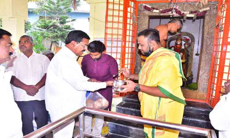 శివాజీ స్ఫూర్తితో ముందుకు సాగాలి