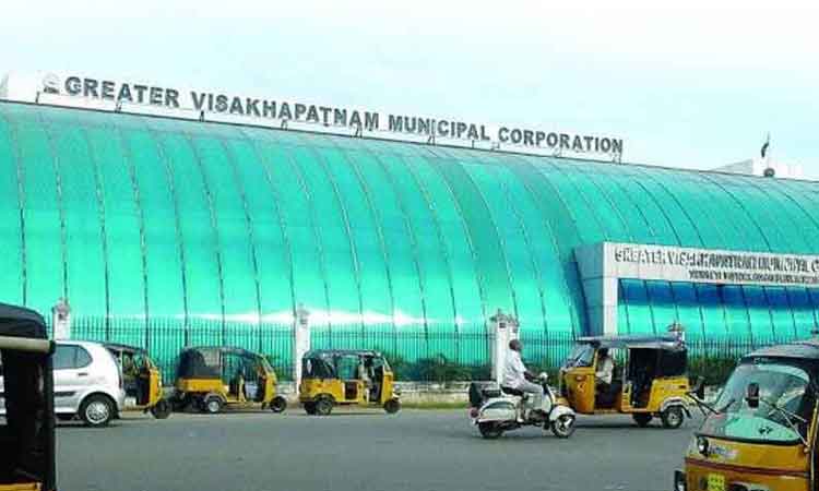 విశాఖ ఆస్తులు రక్షించాలని కార్పొరేటర్ల ఆందోళన..