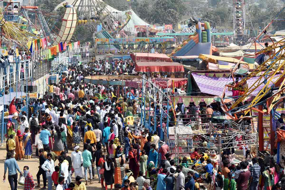నాగోబా చెంత.. గిరిజనం