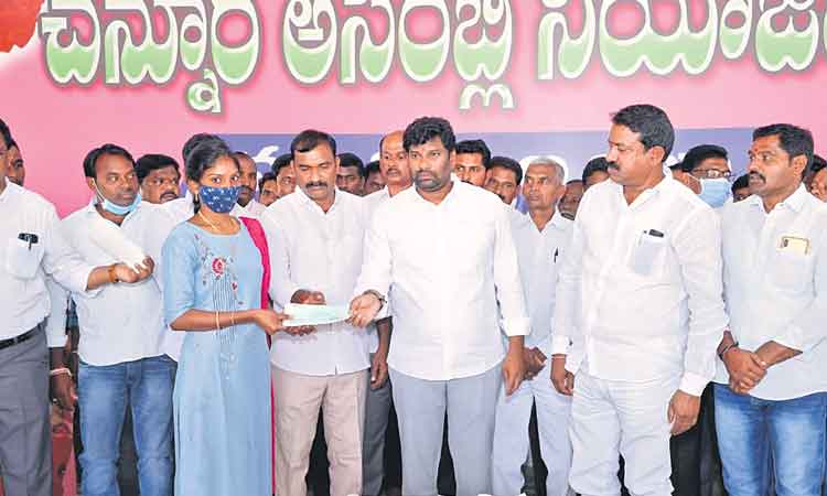 కేసీఆర్‌ను తిడితే చెంప చెళ్లుమనిపించాలి