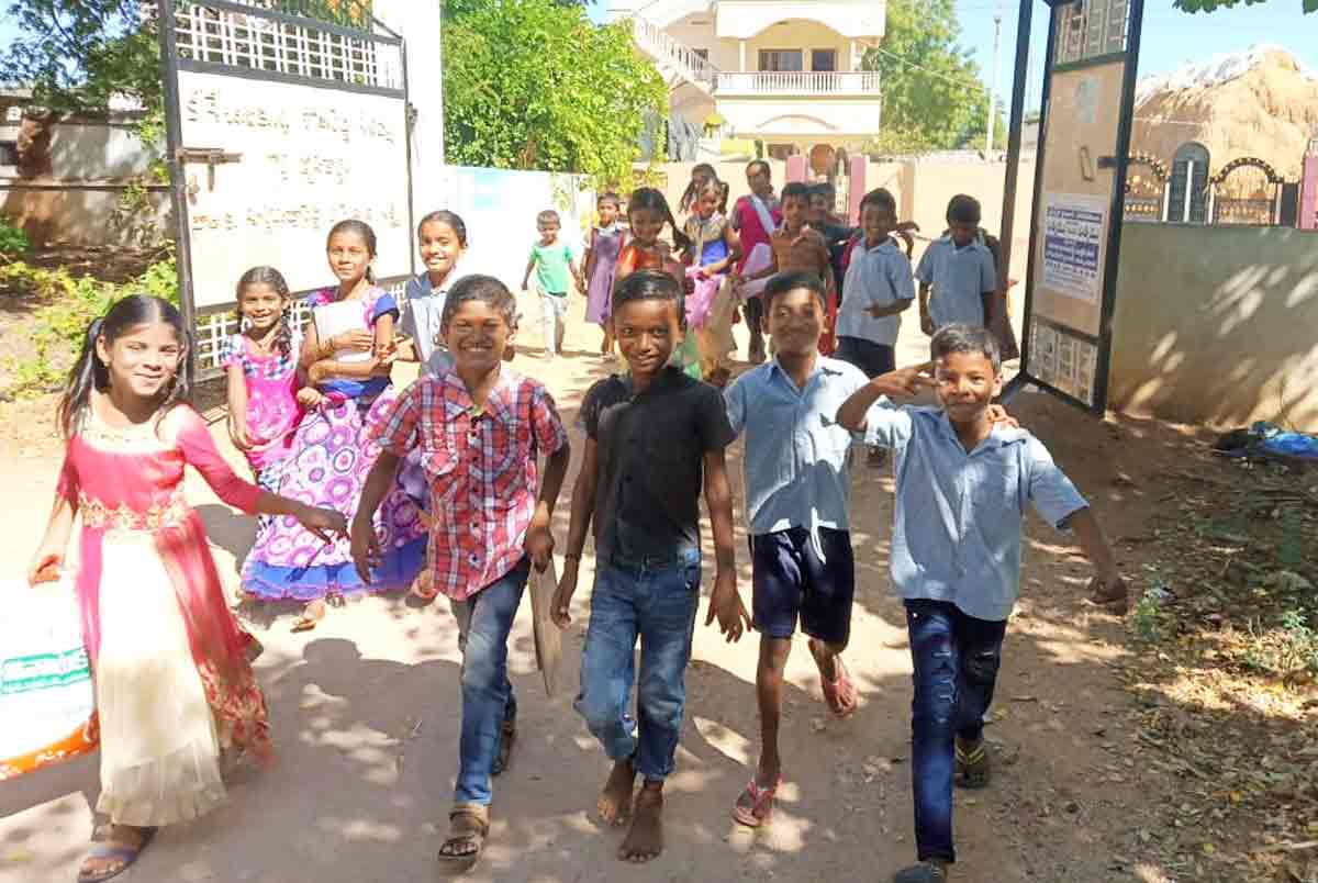 బడి పిల్లలకు బాట చార్జీలు