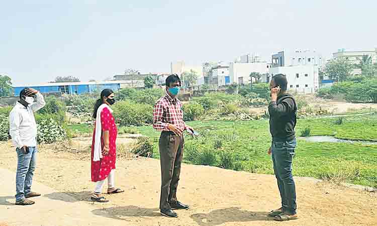 చెరువులో మట్టి పోస్తే చర్యలు తప్పవు