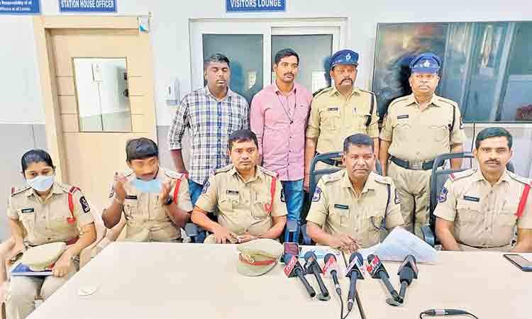 రైల్వే ట్రాక్‌ వద్ద ఇండ్లే లక్ష్యం