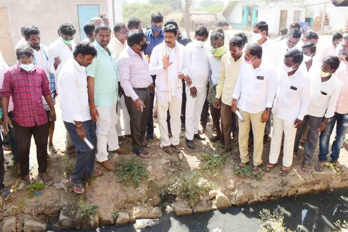 గ్రామాన్ని అభివృద్ధి చేయకుంటే ఎలా?