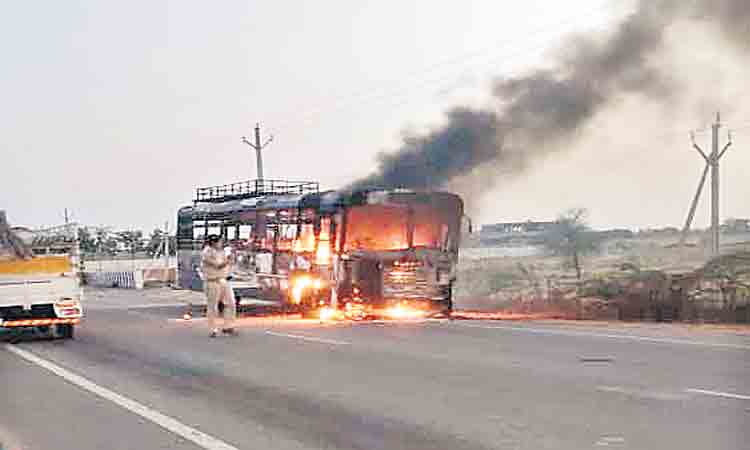బస్సును ఢీకొట్టిన బైక్‌