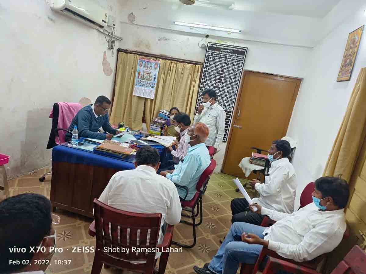 అధికారులు తీరు మార్చుకోవాలి..!