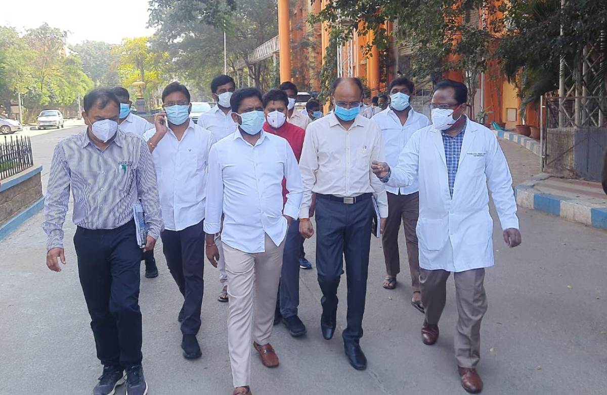 Gandhi Hospital | గాంధీ దవాఖానను సందర్శించిన టీఎస్ఎంఎస్ఐడీసీ చైర్మన్‌ ఎరోళ్ళ శ్రీనివాస్