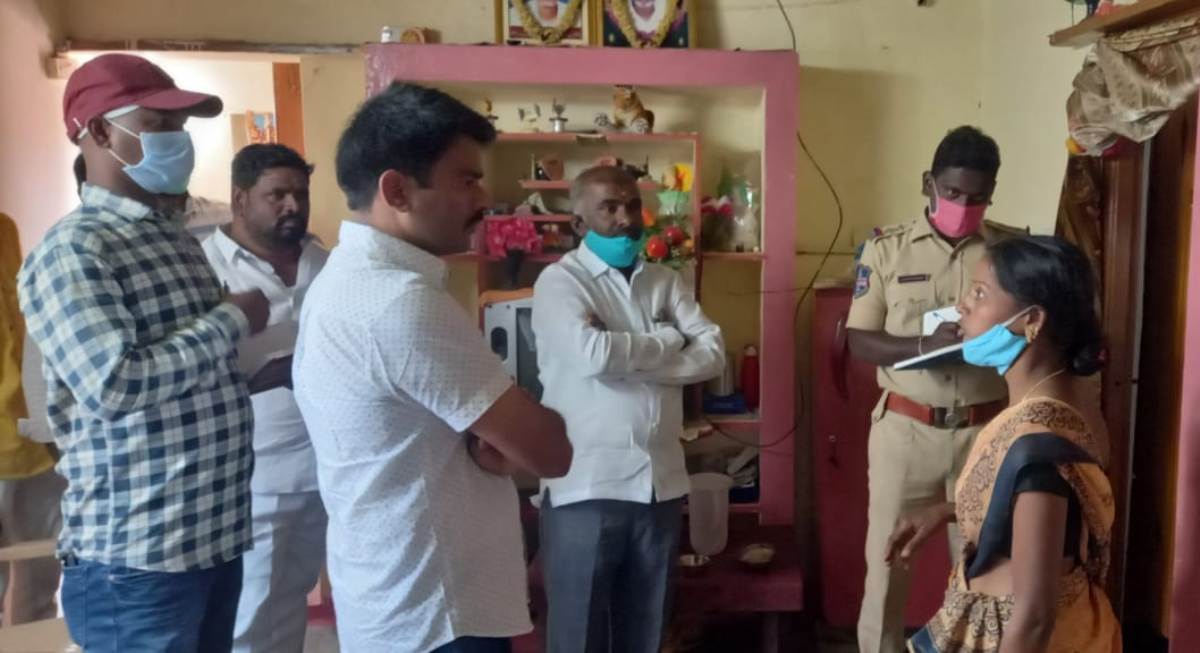 Home burglary | ఇంట్లో దొంగ‌లు పడి న‌గ‌లు, న‌గ‌దు చోరీ