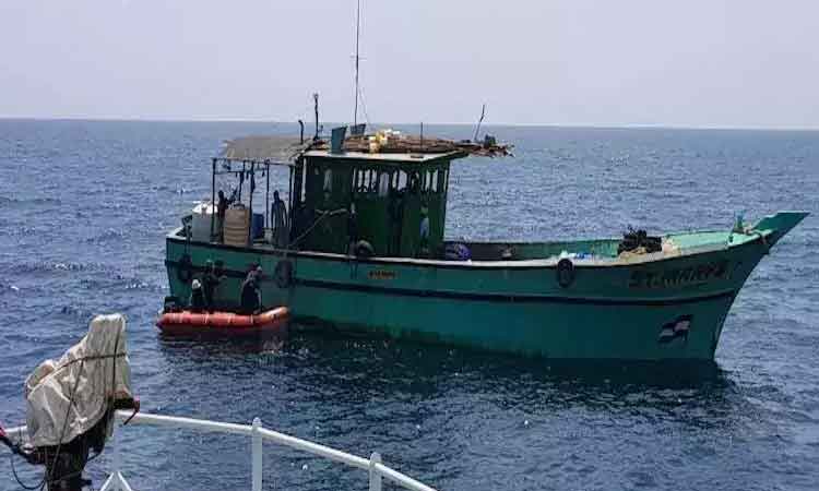 శ్రీలంక బోటును ఒడ్డుకు తెచ్చేందుకు ముమ్మర యత్నాలు..