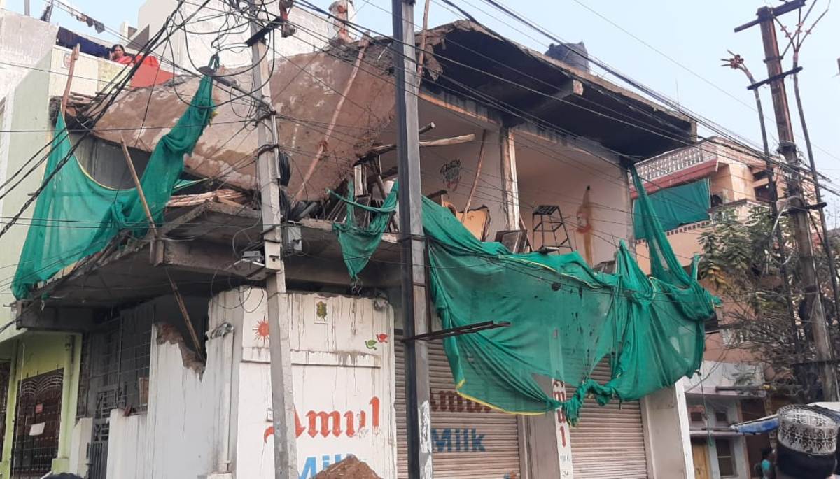 Roof of collapsed building | కూలిన భవనం పైకప్పు..మేస్త్రీకి తీవ్రగాయాలు