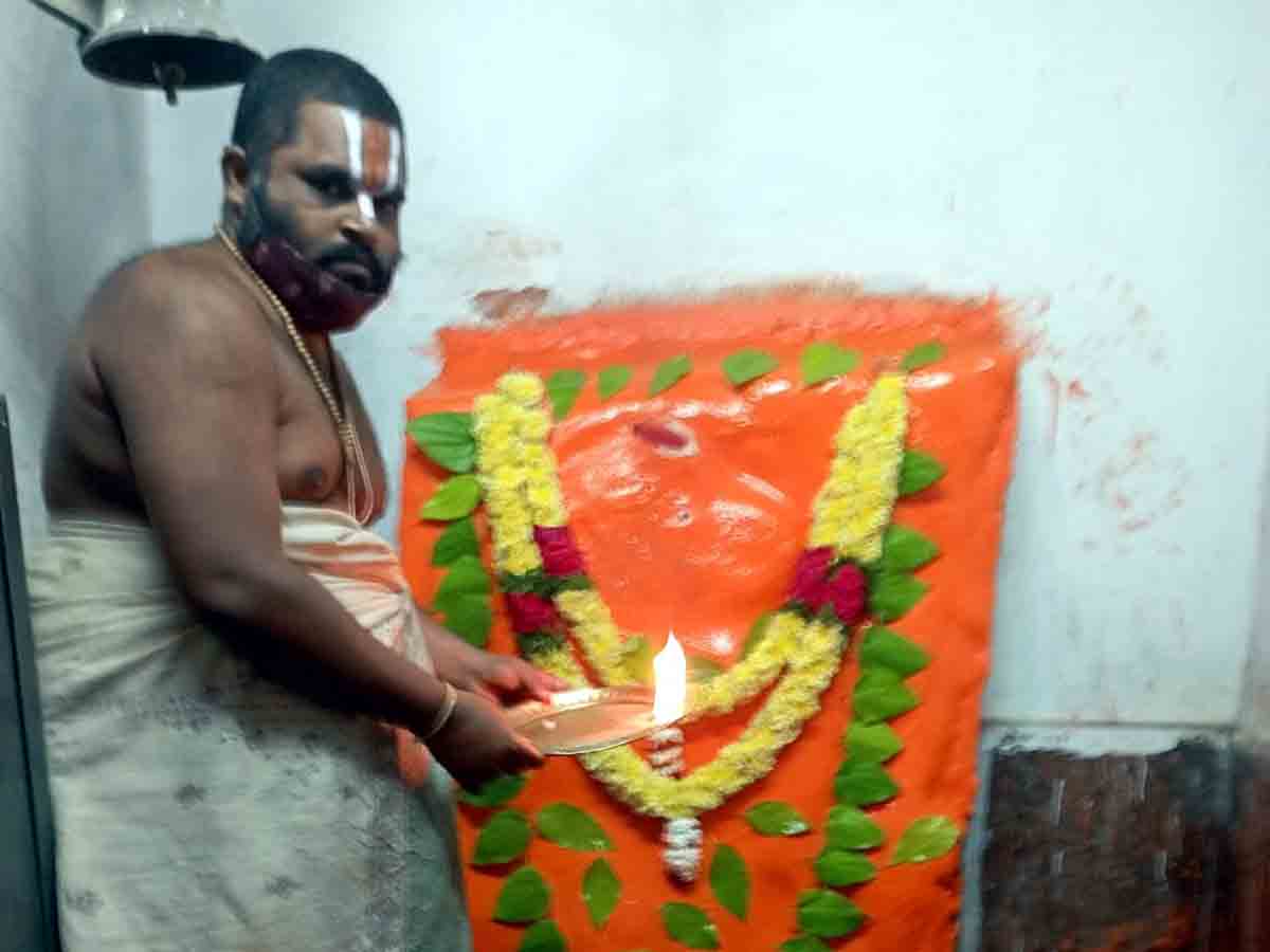 Anjaneya swamy temple : క్షేత్రపాలకుడికి ఆకుపూజ..