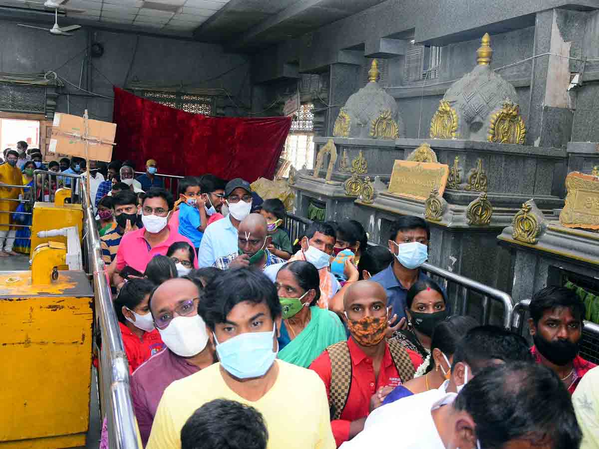 contribution :  స్వర్ణతాపడానికి రూ. 2లక్షల విరాళం..