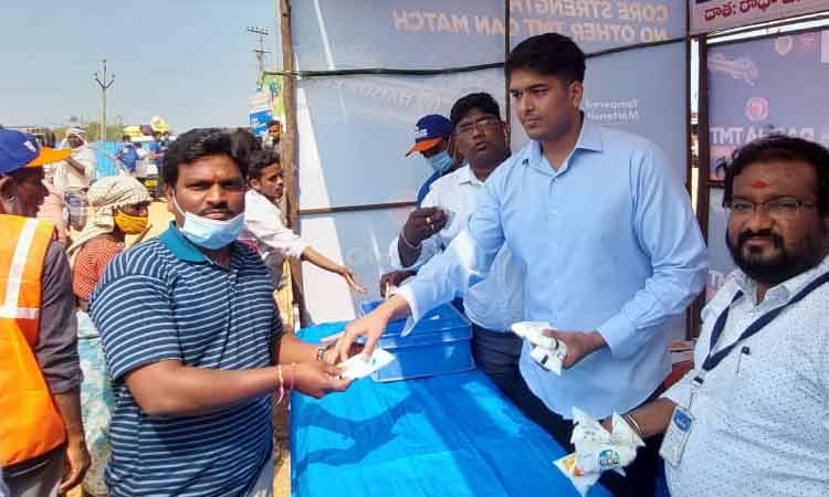 మేడారం భక్తులకు ఉచితంగా మినరల్‌ వాటర్‌, మజ్జిగ పంపిణీ