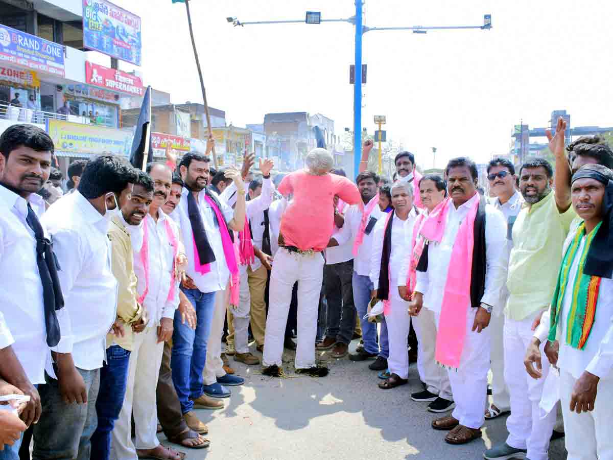 Rangareddy : పల్లెల్లో హోరెత్తిన నిరసనలు.. మోదీ దిష్టిబొమ్మలు దహనం
