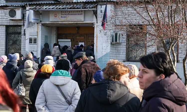 Russia Invansion | స్విఫ్ట్ నుంచి ఆ బ్యాంకులు ఔట్‌.. ఏటీఎంల వ‌ద్ద ర‌ష్య‌న్ల బారులు