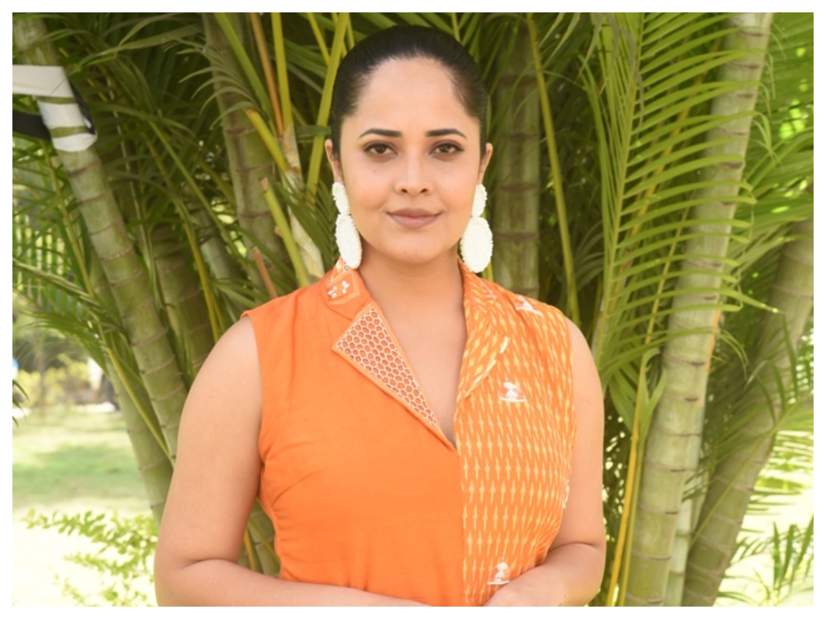 Anasuya Bharadwaj | ఆరెంజ్‌ డ్రెస్‌లో క్యూట్‌గా అనసూయ భరద్వాజ్..